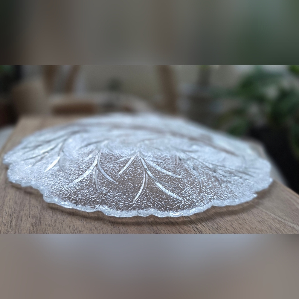 Indiana‎ Glass Clear Divided Serving Plate with Leaf Motif - Picture 3 of 12